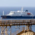 El crucero holandés MV Hondius afectado por el Hantavirus donde está embarcada la tripulante valenciana. EFE/Elton Monteiro