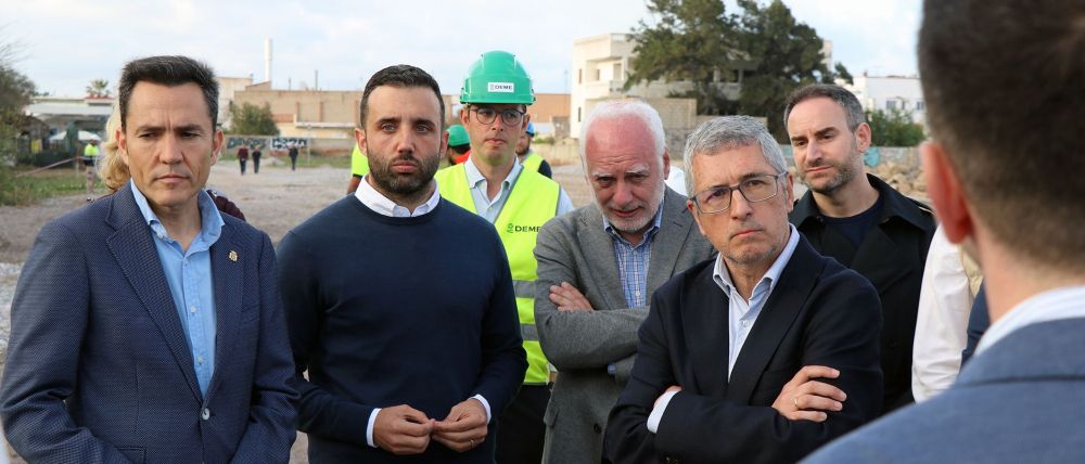 Autoridades y técnicos visitan las playas del norte de Sagunt. 