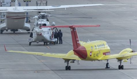 Avión ambulancia con pacientes con síntomas de haberse contagiado en el brote de hantavirus han abandonado esta madrugada el aeropuerto de Gran Canaria con destino a Países Bajos en una segunda aeronave. Imagen tomada el miércoles de una aeronave del Servicio Canario de la Salud en el aeropuerto de Gran Canaria junto a un avión y un helicóptero de Salvamento Marítimo durante la estancia del avión ambulancia en la isla. EFE/Quique Curbelo