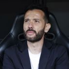 El entrenador del Valencia Carlos Corberán durante un partido de LaLiga EA Sports en el estadio de Mestalla. EFE/Biel Aliño/