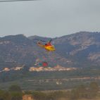 Medios combaten un incendio forestal de Benasau (Alicante). Archivo/ EFE/ Morell