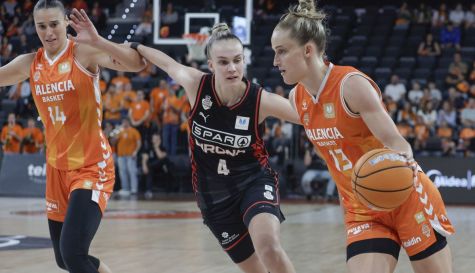 La alero alemana del Valencia Leonie Fiebich (d) en acción ante la alero lituana del Girona Juste Jocyte durante el partido correspondiente a la ida de las semifinales de la Liga Endesa de baloncesto disputado entre Valencia Basket y Spar Girona este jueves, en el pabellón Roig Arena de Valencia. EFE/ Miguel Ángel Polo