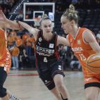 La alero alemana del Valencia Leonie Fiebich (d) en acción ante la alero lituana del Girona Juste Jocyte durante el partido correspondiente a la ida de las semifinales de la Liga Endesa de baloncesto disputado entre Valencia Basket y Spar Girona este jueves, en el pabellón Roig Arena de Valencia. EFE/ Miguel Ángel Polo
