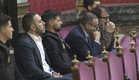 Captura de la señal del Tribunal Supremo en la que aparecen el empresario Víctor Aldama (i), el exministro de Transportes José Luis Ábalos (2d) y el exasesor de Ábalos, Koldo García (d) durante el juicio contra Ábalos. EFE/ Señal Del Tribunal Supremo 