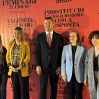 El president de la Diputació de València, Vicent Mompó, i la vicepresidenta primera i diputada d'Igualtat, Natàlia Enguix, amb algunes de les ponents