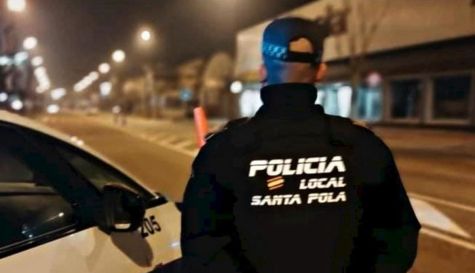 Un policía local de Santa Pola.