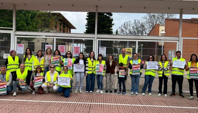 Concentració de les comunitats educatives de Guadassuar davant del CEIP Balmes.