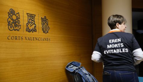 Una representante de la asociación SOS Desaparecidos, a su llegada a la comisión de investigación sobre la dana de Les Corts. EFE/Ana Escobar