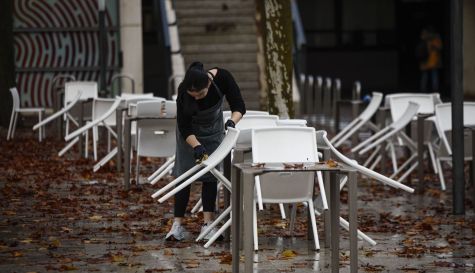 En la imagen una persona limpia las sillas de una terraza en el campus de la UPV en una imagen de archivo. EFE/Biel Aliño /Archivo