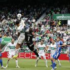 El delantero del Elche Álvaro Rodríguez (3i) remata un balón durante el partido de la jornada 35 de LaLiga que el Elche y el Alavés disputaron en el estadio Martínez Valero. EFE/ Pablo Miranzo