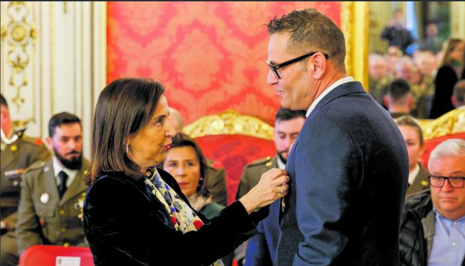La ministra Margarita Robles impone la Cruz al Mérito Militar a José F. Cabanes. La ministra Margarita Robles impone la Cruz al Mérito Militar a José F. Cabanes.