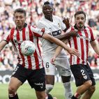 El delantero del Valencia CF, Umar Sadiq, durante el partido de Liga disputado en el estadio de San Mamés, en Bilbao.