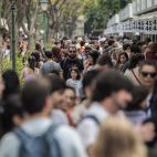 Imagen de archivo de personas que recorren la Fira del Llibre de Valencia.