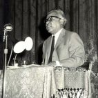 Nicolás Guillén en Santiago de Cuba en 1959.