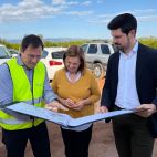 La diputada de Carreteres, Reme Mazzolari, i l'alcalde de la Pobla de Vallbona, Abel Martí, visiten l'inici de les obres del futur itinerari ciclopeatonal-