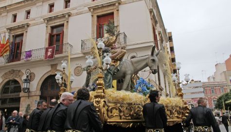 Un paso del Domingo de Ramos de la Semana Saguntina, enfrente del ayuntamiento.