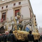 Un paso del Domingo de Ramos de la Semana Saguntina, enfrente del ayuntamiento.