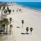 Burriana refuerza sus playas este verano con dos nuevos empleados y más horas de socorrismo