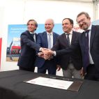 Imagen del acto en el que han participado Juanfran Pérez Llorca, president de la Generalitat, Ricardo Gabaldón, alcalde de Utiel y Javier Dueñas, delegado de Campofrío España. / EFE