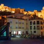  La Plaça la Font de Vilafamés acoge una de las proyecciones nocturnas del Festival Internacional de Cine de Vilafamés (FIV), que celebra su quinta edición del 1 al 5 de junio de 2026