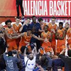 Jugadores y cuerpo técnico del Valencia Basket celebran la histórica clasificación para la Final Four de la Euroliga.