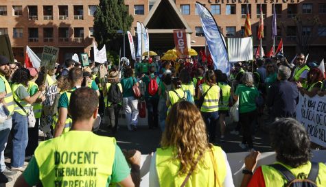 Docents protesten este dijous a las portes de la Conselleria d'Educació.