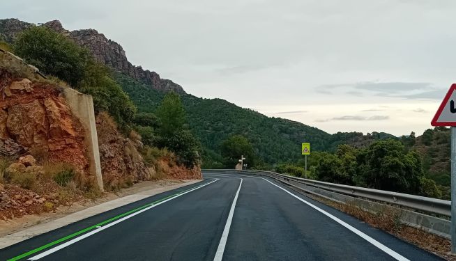 Las obras en la zona de entrada a Segart incluyen la mejora del firme, nueva señalización y la conexión peatonal con el nuevo aparcamiento habilitado junto a la variante.