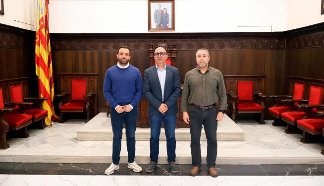 De izquierda a derecha, el alcalde de Sagunt, Darío Moreno; el presidente de la Federación de Pilota Valenciana, Vicent Molines; y el concejal de Deportes, Javier Timón. / EPDA De izquierda a derecha, el alcalde de Sagunt, Darío Moreno; el presidente de la Federación de Pilota Valenciana, Vicent Molines; y el concejal de Deportes, Javier Timón. / EPDA