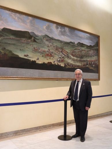 El doctor Fernando Sastre Olamendi junto al cuadro de la batalla de Almansa El doctor Fernando Sastre Olamendi junto al cuadro de la batalla de Almansa