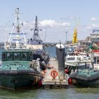 Vista de dos barcos de la Guardia Civil en el muelle de Levante, en Huelva.