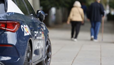 Un coche de la Policia Nacional patrulla por una calle.