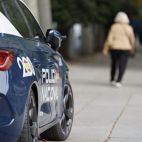 Un coche de la Policia Nacional patrulla por una calle. Un coche de la Policia Nacional patrulla por una calle.