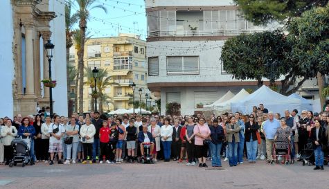 Minuto de silencio a las puertas del Ayuntamiento de Dolores (Alicante) para expresar el dolor tras el hallazgo de un agente de la Guardia Civil, su mujer y su hijo muertos en una de las viviendas del cuartel de la población.