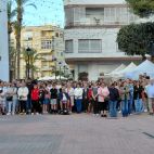 Minuto de silencio a las puertas del Ayuntamiento de Dolores (Alicante) para expresar el dolor tras el hallazgo de un agente de la Guardia Civil, su mujer y su hijo muertos en una de las viviendas del cuartel de la población.