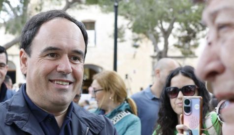 El president de la Generalitat, Juanfran Pérez Llorca, durante una conversación con profesores en huelga.