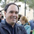 El president de la Generalitat, Juanfran Pérez Llorca, durante una conversación con profesores en huelga.