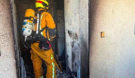 Bombero trabaja en la extinción del incendio declarado en una vivienda de la Vila Joiosa./ EPDA