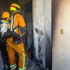Bombero trabaja en la extinción del incendio declarado en una vivienda de la Vila Joiosa./ EPDA