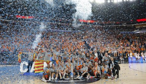 Las jugadoras del Valencia Basket celebran su cuarto título de Liga, el primero en el Roig Arena.