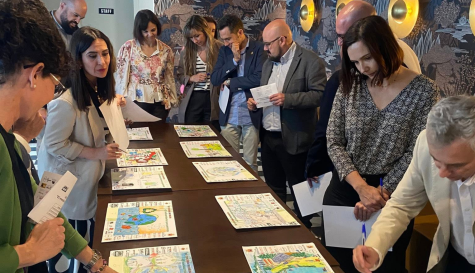 Miembros del jurado observan los dibujos en el XX Concurso de Dibujo de Onda Cero Sagunto.