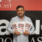 Pere Valenciano con varios ejemplares de 15 años de El Periódico de Aquí. Pere Valenciano con varios ejemplares de 15 años de El Periódico de Aquí.