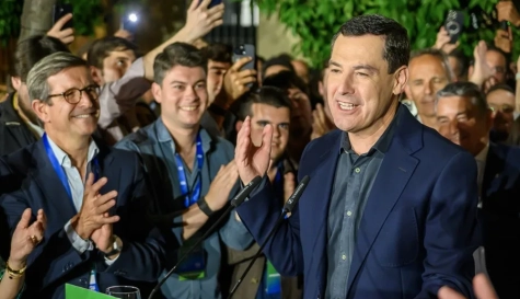 El candidato a la presidencia de la Junta de Andalucía por el PP, Juanma Moreno, en las puertas de la sede de su partido en Sevilla. El candidato a la presidencia de la Junta de Andalucía por el PP, Juanma Moreno, en las puertas de la sede de su partido en Sevilla.