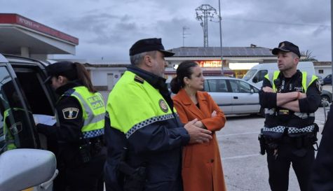 L'alcaldessa de Carcaixent, Carolina Almiñana, conversa amb la Policia Local.