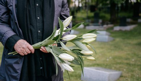 Un ramo de flores, uno de los gestos más habituales para acompañar a una familia en el duelo. / Ivan S
