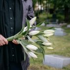 Un ramo de flores, uno de los gestos más habituales para acompañar a una familia en el duelo. / Ivan S Un ramo de flores, uno de los gestos más habituales para acompañar a una familia en el duelo. / Ivan S