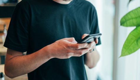 Una persona utiliza su smartphone, el dispositivo que se ha convertido en la primera pantalla de ocio para la mayoría de los usuarios. / Imagen cedida por LEOlytics