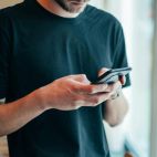 Una persona utiliza su smartphone, el dispositivo que se ha convertido en la primera pantalla de ocio para la mayoría de los usuarios. / Imagen cedida por LEOlytics Una persona utiliza su smartphone, el dispositivo que se ha convertido en la primera pantalla de ocio para la mayoría de los usuarios. / Imagen cedida por LEOlytics