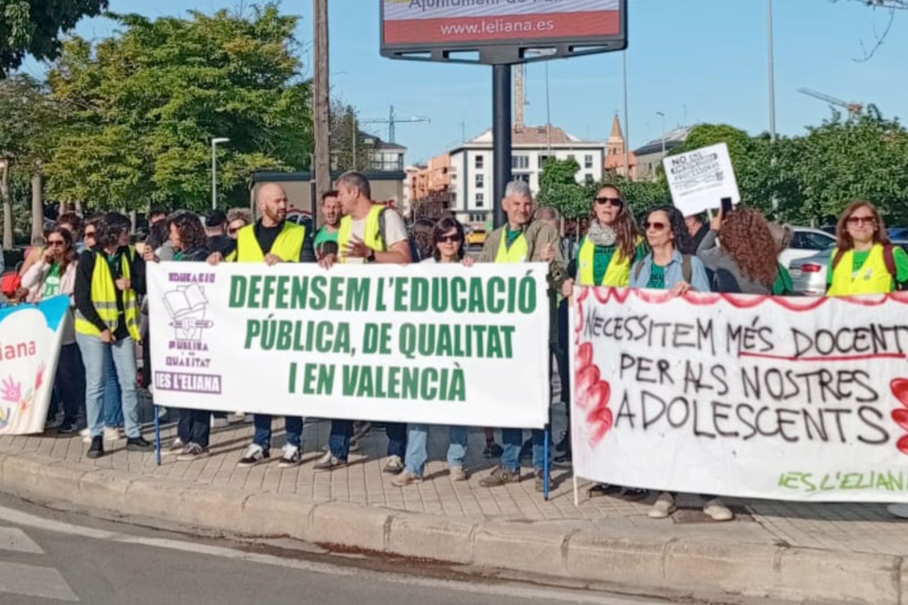 Concentració de professors a la rodona de l'Eliana este dilluns.