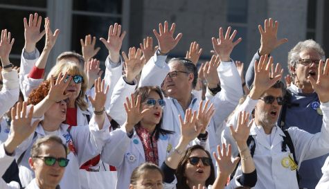 Concentración de médicos que retoman la cuarta semana de huelga indefinida intermitente. / EFE - Javier Lizón Concentración de médicos que retoman la cuarta semana de huelga indefinida intermitente. / EFE - Javier Lizón