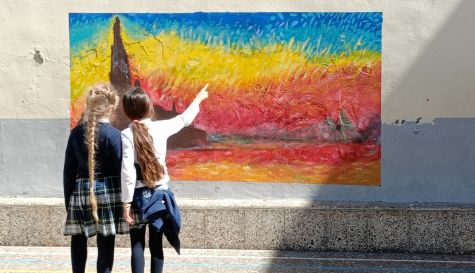 Mural del proyecto Piedra y Amapola en un colegio de Alcàsser